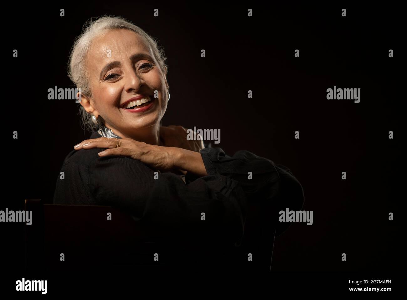 Portrait de la vieille belle femme souriante. Banque D'Images