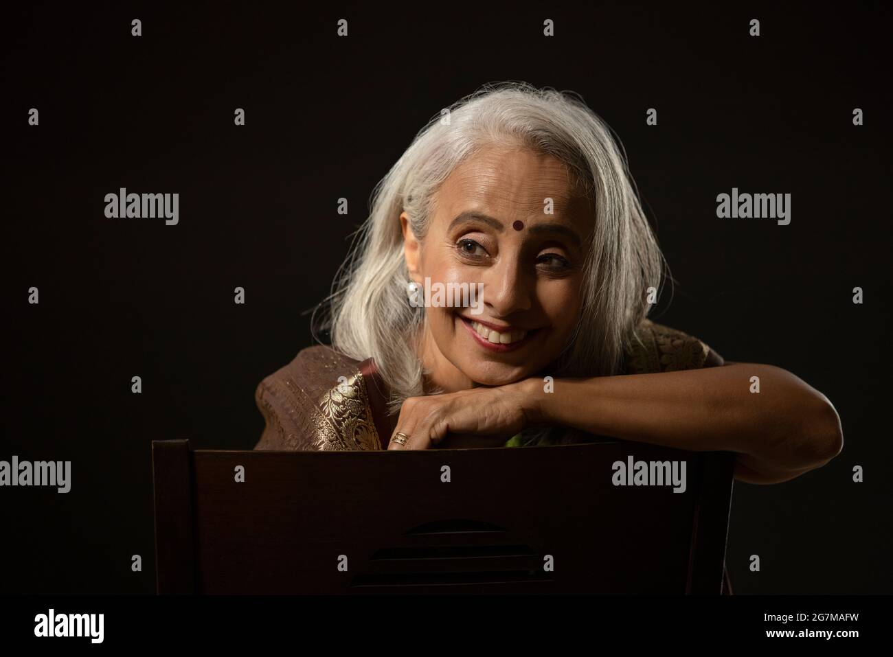 Portrait de la vieille belle femme bien habillée dans une saree. Banque D'Images