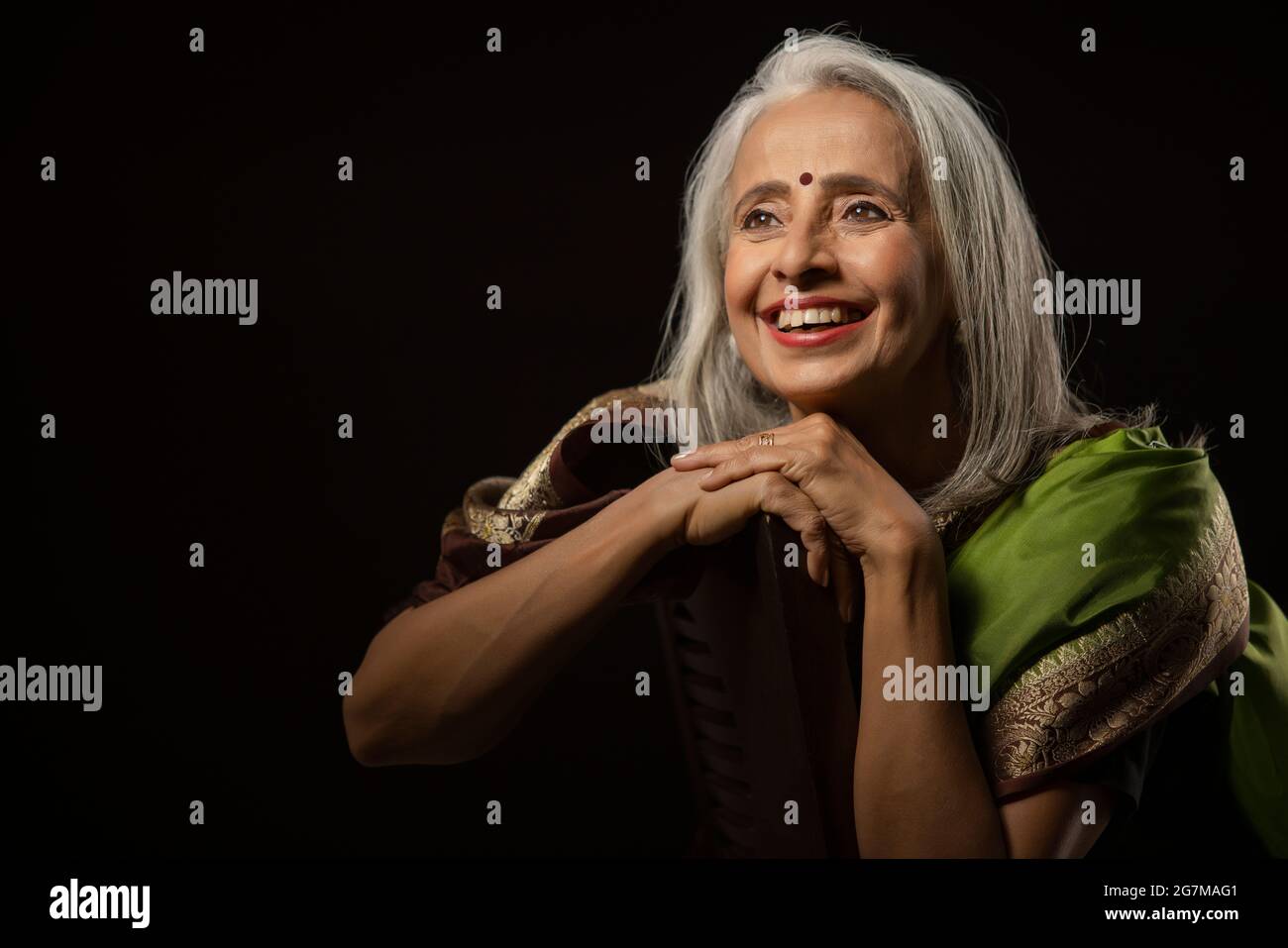 Portrait de la vieille belle femme bien habillée dans une saree. Banque D'Images