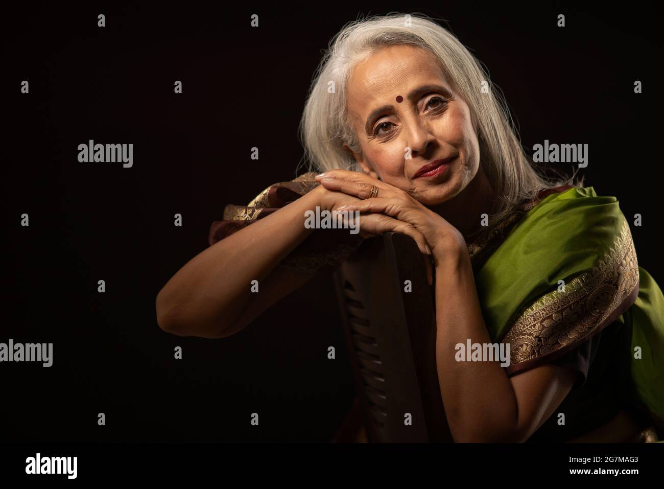 Portrait de la vieille belle femme bien habillée dans une saree. Banque D'Images