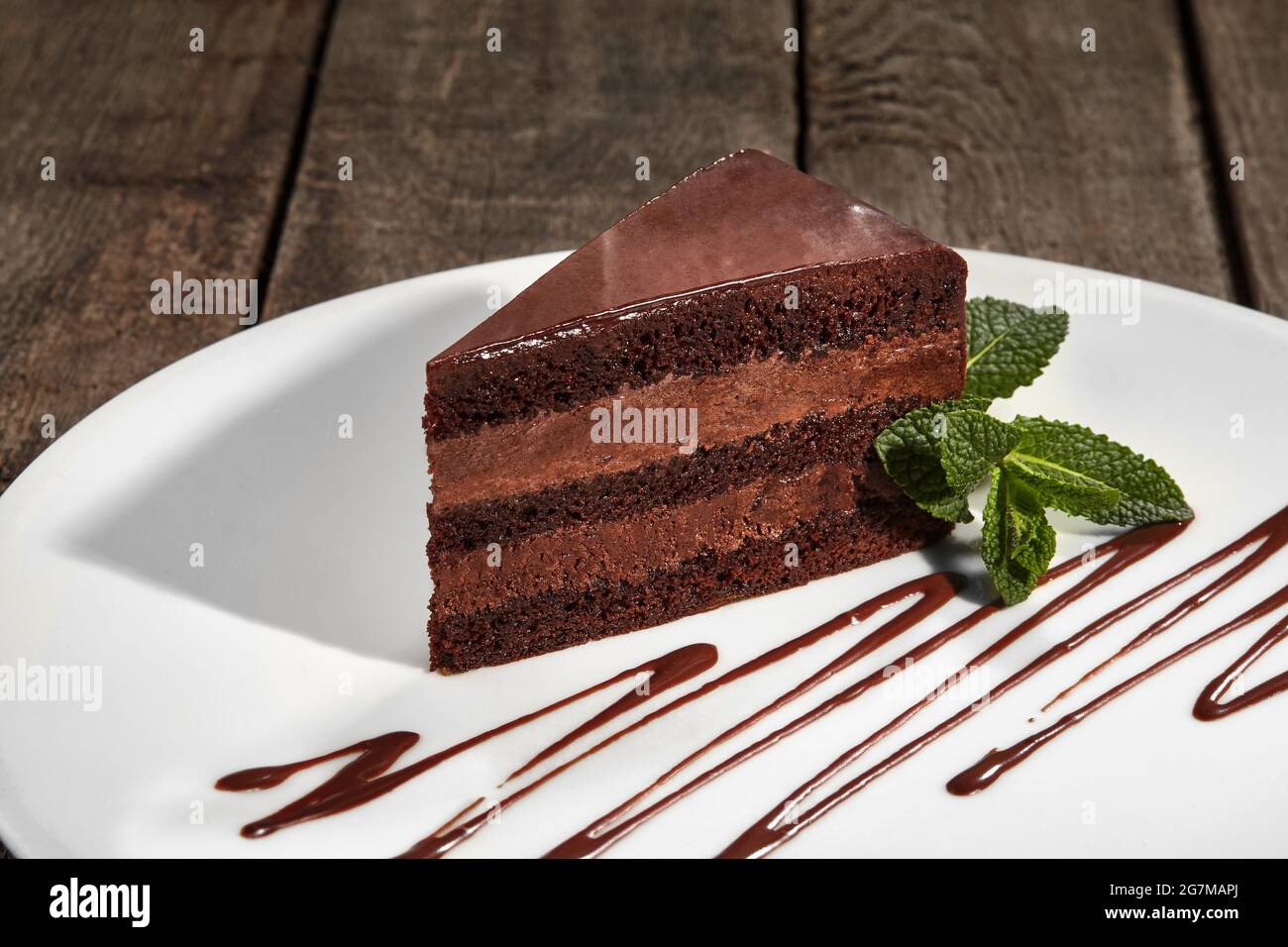 Tranche De Gateau Eponge Au Chocolat Avec Creme Au Beurre Et Ganache Au Chocolat Photo Stock Alamy