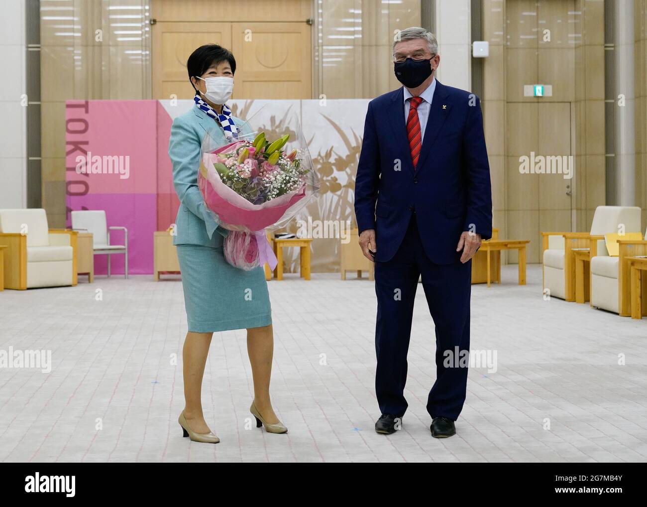 Tokyo, Japon. 15 juillet 2021. Le gouverneur de Tokyo Koike Yuriko (L) et le président du Comité International Olympique (CIO) Thomas Bach (R) posent pour des photos avant leur réunion à Tokyo, Japon, le 15 juillet 2021. Crédit : POOL/ZUMA Wire/Alay Live News Banque D'Images