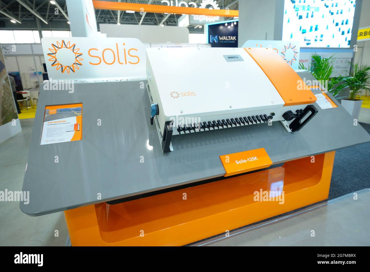 Inverseur d'énergie solaire présenté lors d'une exposition. Salon de l'énergie solaire. 19 avril 2019.Kiev, Ukraine Banque D'Images