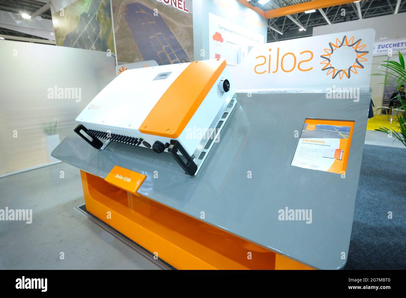 Inverseur d'énergie solaire présenté lors d'une exposition. Salon de l'énergie solaire. 19 avril 2019.Kiev, Ukraine Banque D'Images