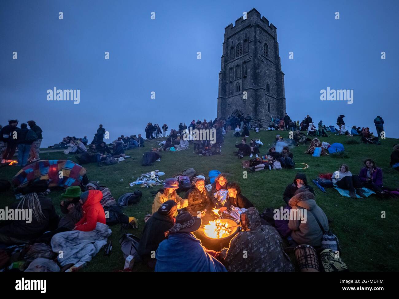 Célébration du solstice d'été sur Glastonbury Tor avec des fêtards se réunissant pour accueillir l'arrivée de l'été et la journée la plus longue de l'année. Somerset, Royaume-Uni Banque D'Images