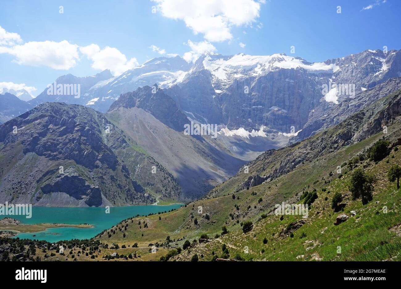 Sentier de montagne descendant jusqu'au lac de montagne azur, lacs Alauddin avec vue sur les sommets enneigés, montagnes Fann, Tadjikistan Banque D'Images