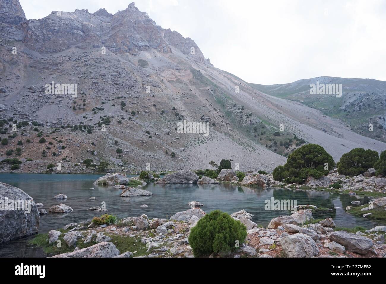 Lac de montagne et sommets enneigés dans les monts Fann, au Tadjikistan Banque D'Images