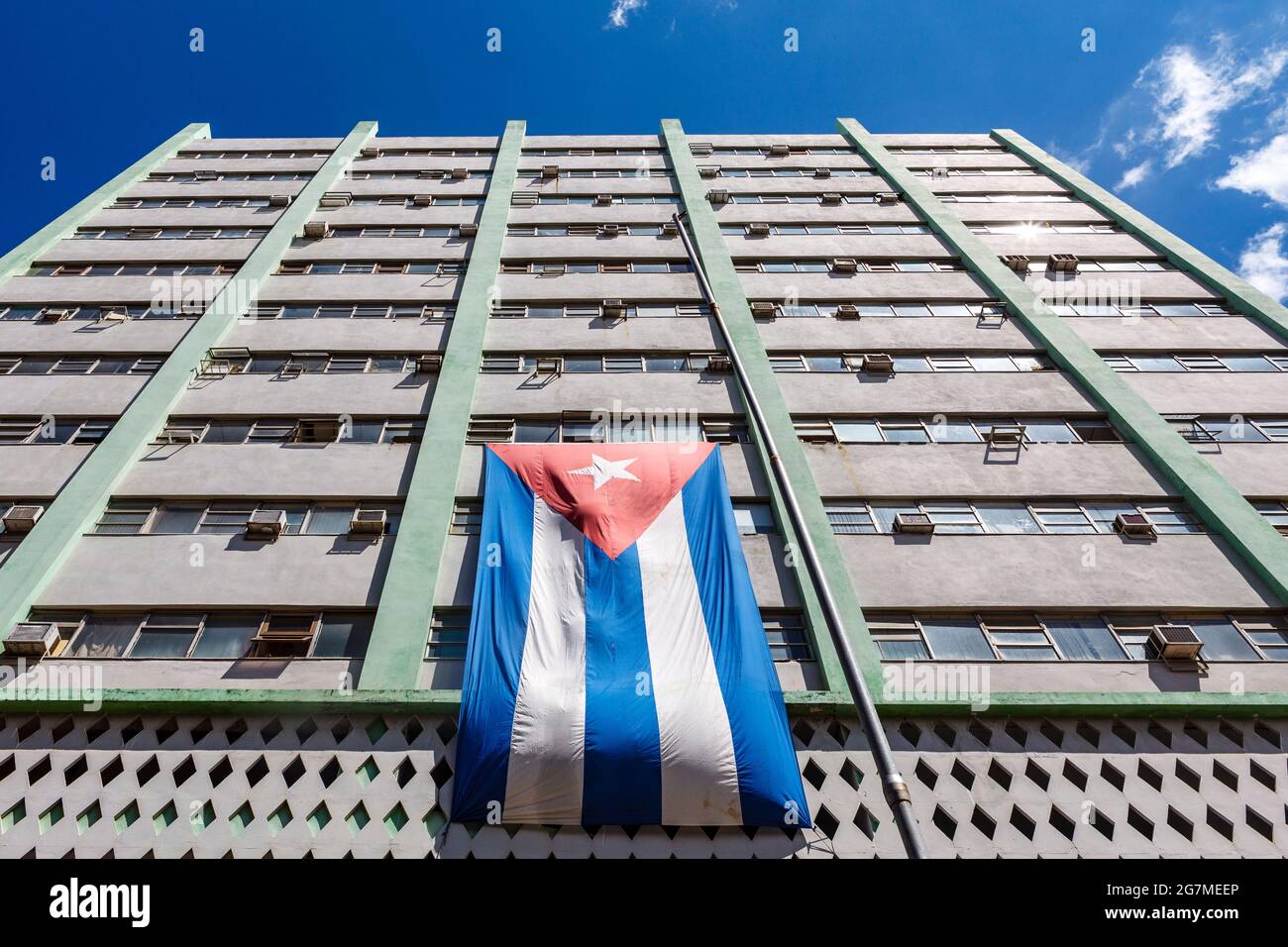 Drapeau de Cuba sur la façade d'un vieux bâtiment dans l'ancien centre historique de la Havane, Cuba, Caraïbes, Amérique du Nord Banque D'Images