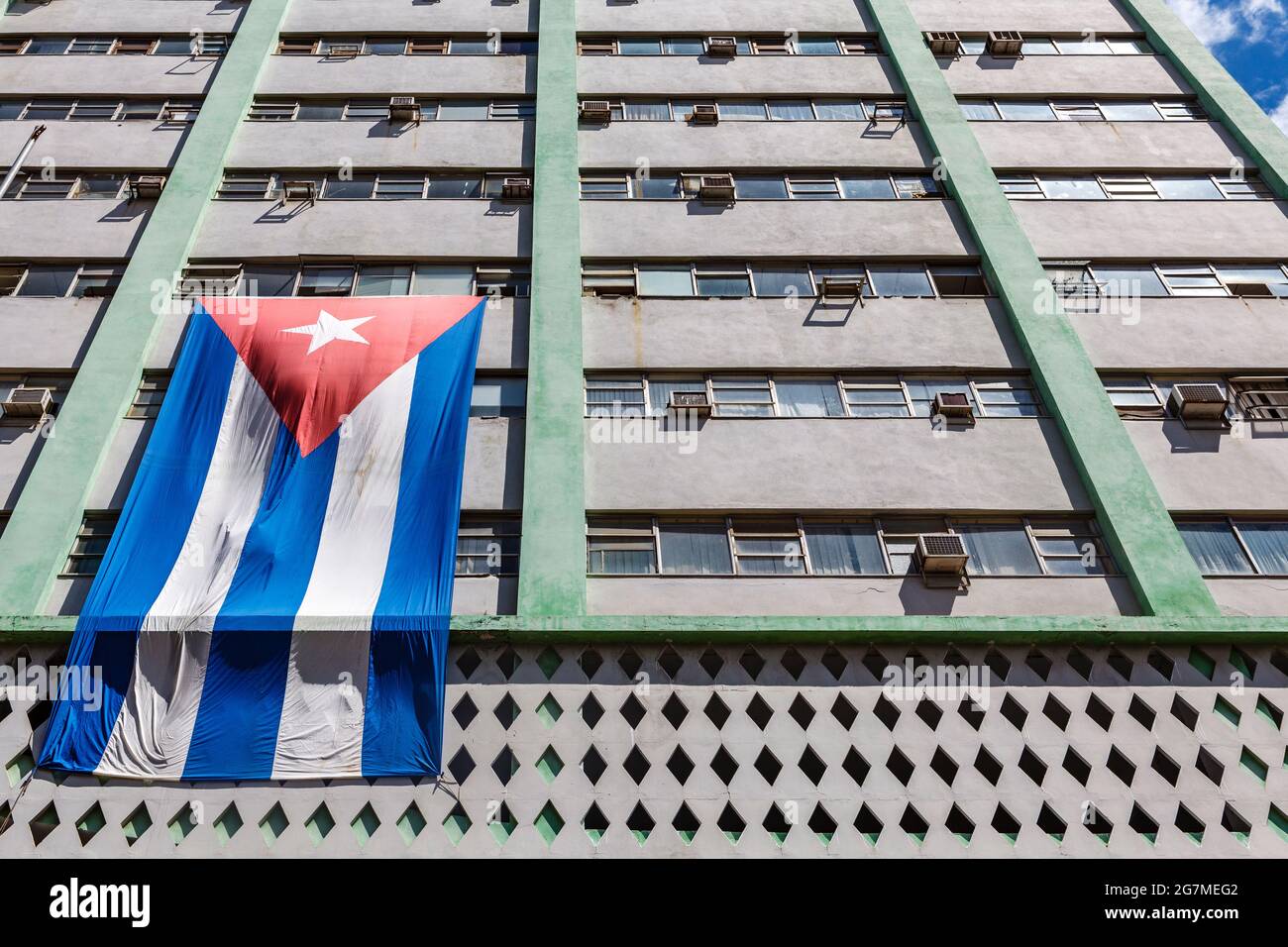 Drapeau de Cuba sur la façade d'un vieux bâtiment dans l'ancien centre historique de la Havane, Cuba, Caraïbes, Amérique du Nord Banque D'Images