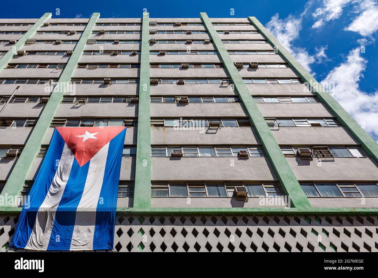 Drapeau de Cuba sur la façade d'un vieux bâtiment dans l'ancien centre historique de la Havane, Cuba, Caraïbes, Amérique du Nord Banque D'Images