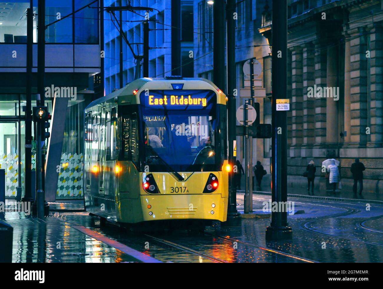 MANCHESTER - DEC 01: Metrolink Light Rail et Yellow tram à Manchester, décembre 01. 2021 au Royaume-Uni Banque D'Images