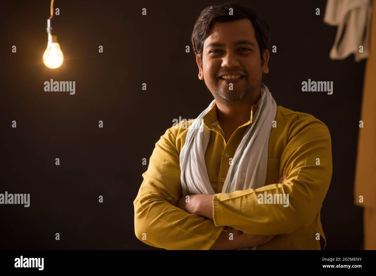 UN VILLAGEOIS PLEIN DE CONFIANCE QUI REGARDE L'APPAREIL PHOTO ET SOURIT Banque D'Images