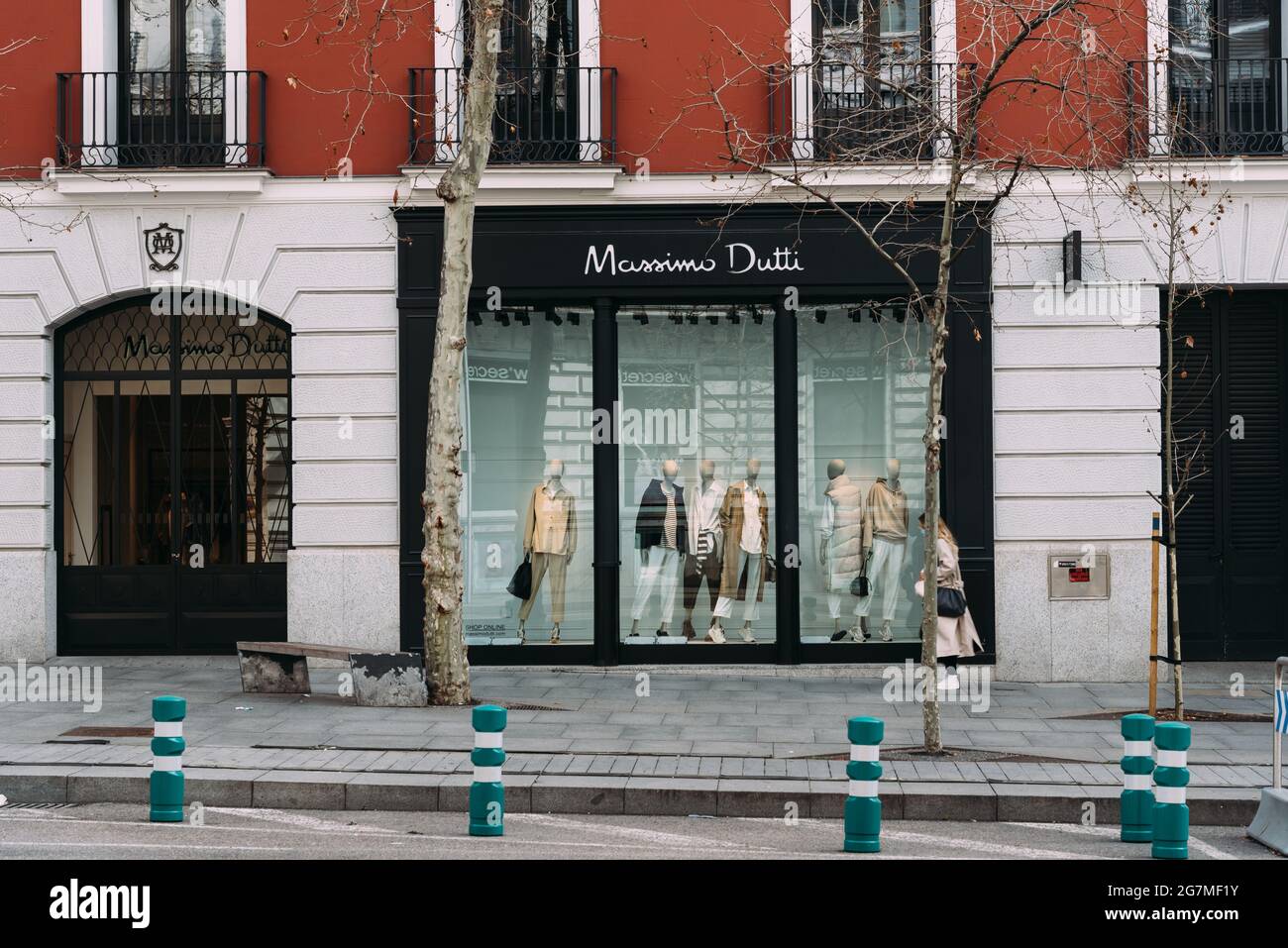 Madrid, Espagne - 7 mars 2021 : vitrines de mode dans la rue Serrano. Salamanca District est bien connu pour être l'une des régions les plus riches avec un salut Banque D'Images