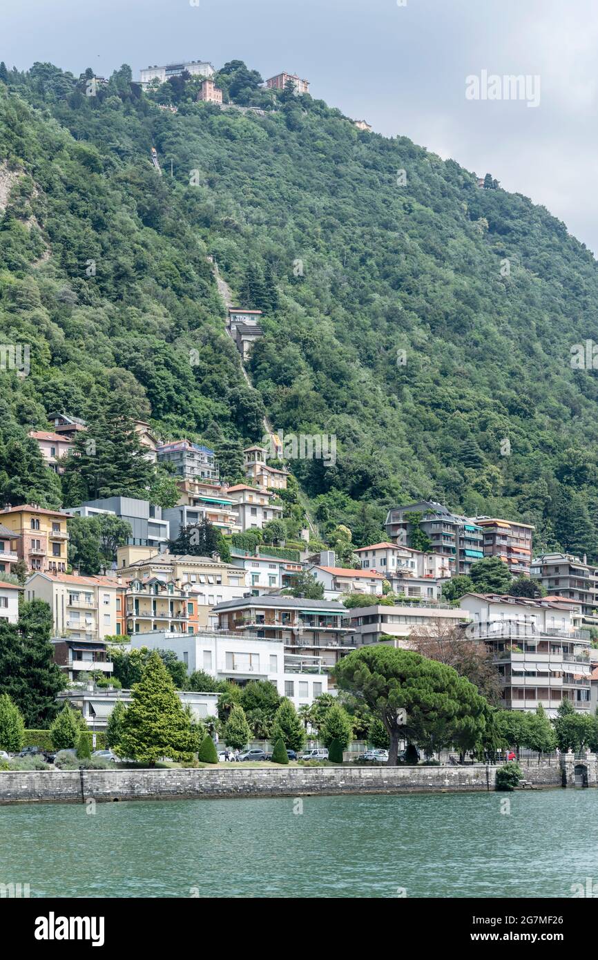 COMO, ITALIE - JUILLET 12: Paysage urbain avec téléphérique abrupt sur la rive du lac en été dans la ville historique touristique, tourné le 12 juillet 2021 à Côme, Italie Banque D'Images