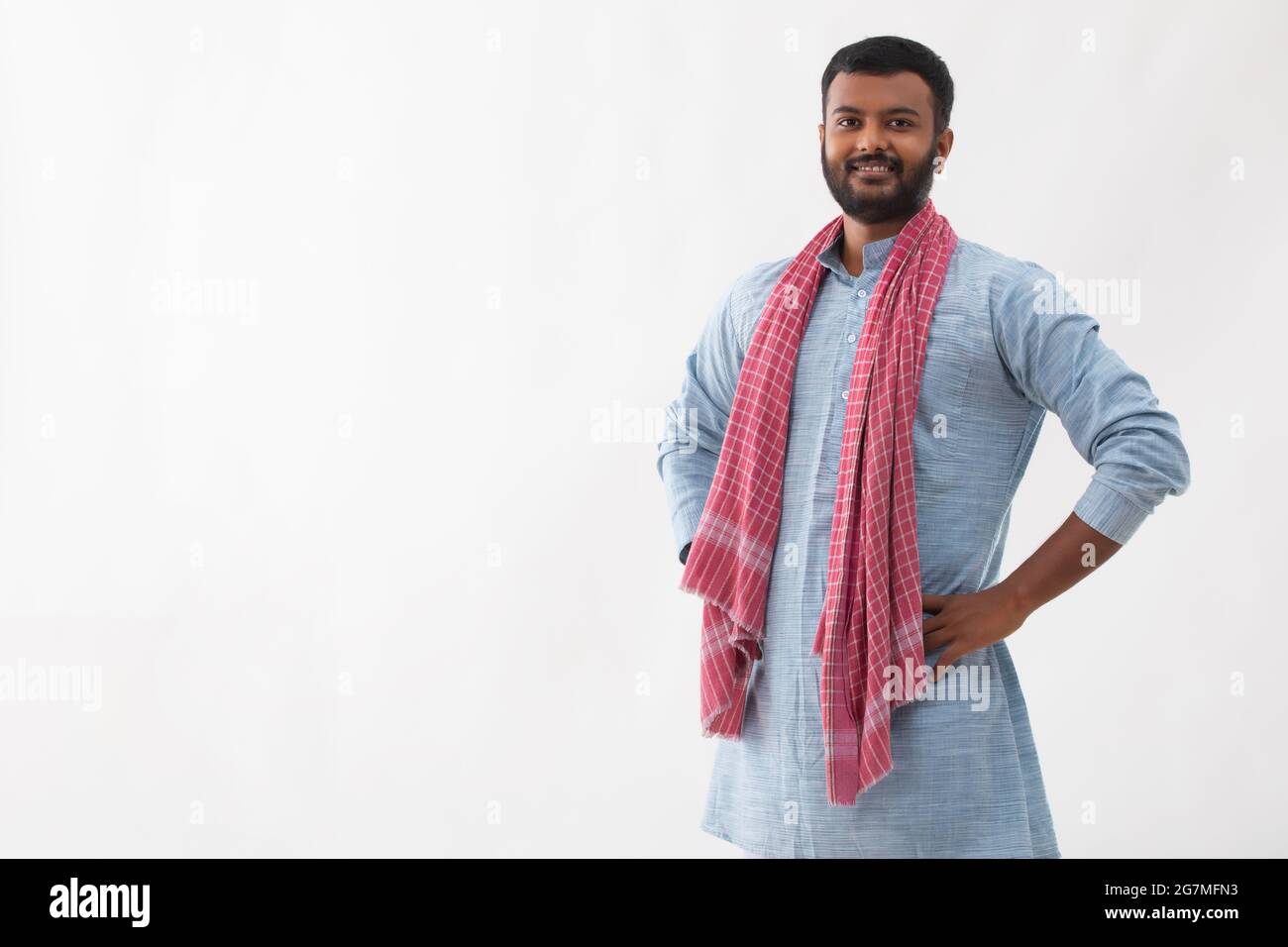 PORTRAIT D'UN HOMME RURAL REGARDANT L'APPAREIL PHOTO ET SOURIANT Banque D'Images