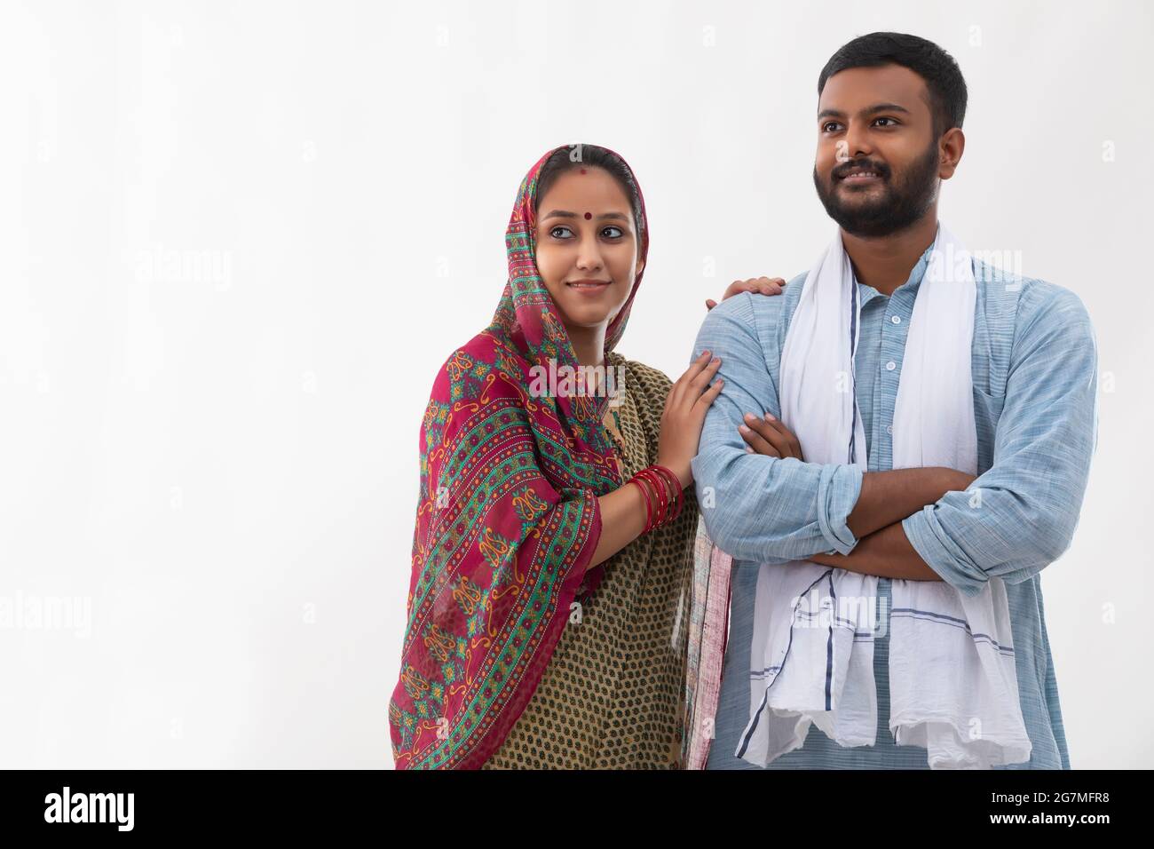 PORTRAIT D'UN MARI ET D'UNE FEMME EN MILIEU RURAL SOURIANT ET REGARDANT LOIN DE L'APPAREIL PHOTO Banque D'Images