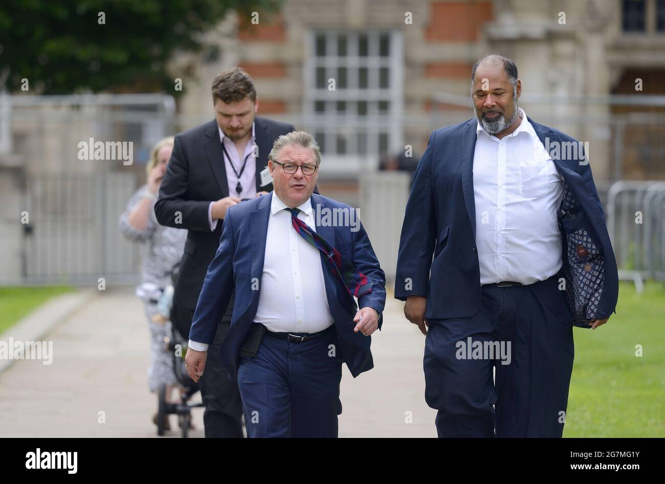 Mark Francois, député (con: Rayleigh et Wickford) et David Kurten (leader: Heritage Party, ancien membre de l'Assemblée de Londres, ex UKIP) qui traversent le Collège Banque D'Images