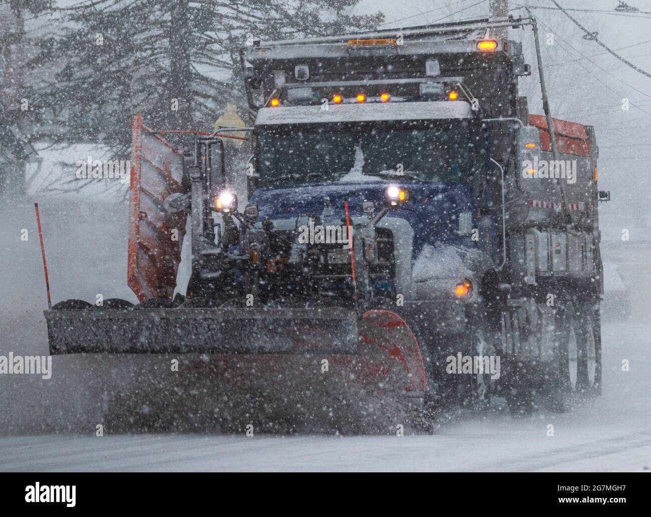 Gros plan d'un chasse-neige municipal labourant la route pendant une tempête de neige à long Islnad New York. Banque D'Images