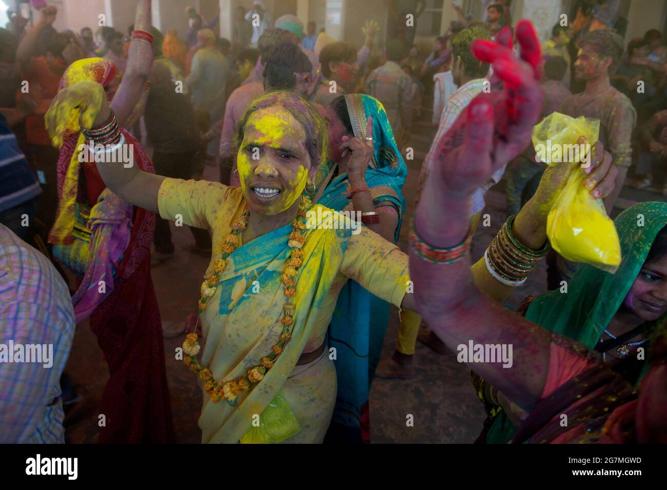 Les fêtards se rassemblent au temple Shriji (Laadli Sarkar Mahal), à Barsana, pendant Lathmar Holi, étalé de poudre colorée. Il est tenu pendant un mois complet Banque D'Images