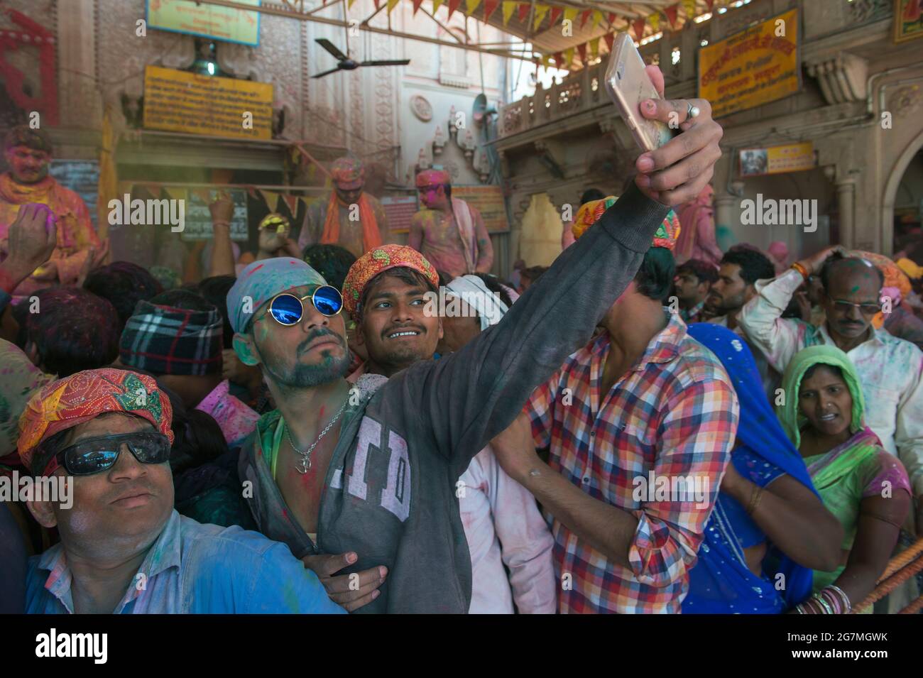 Festival de Lathmar Holi, début de Holi, villages de Barsana-Nandgaon, Uttar Pradesh, Inde Banque D'Images