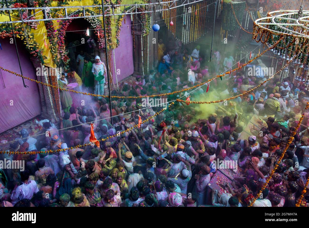 Les pétales de fleurs pleuvent sur les dévotés et les fêtards réunis au temple de Bankey Bihari à Vrindavan lors de l'ouverture d'un festival de culte de 5 jours Banque D'Images