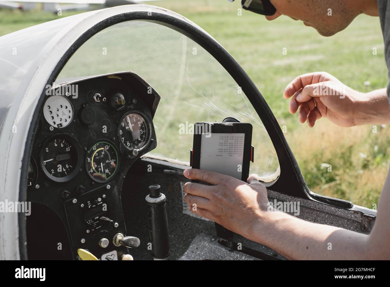 Le pilote se prépare au vol et vérifie les instruments aérométriques altimètre indicateur de cap d'horizon artificiel indicateur de vitesse de l'air, variomètre. Planeur Banque D'Images