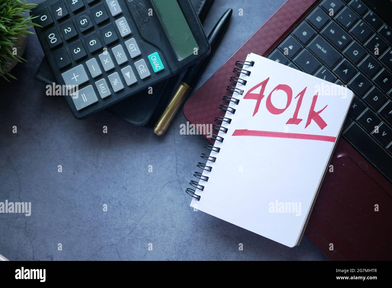 Bloc-notes avec le mot 401k sur fond blanc, gros plan , Banque D'Images