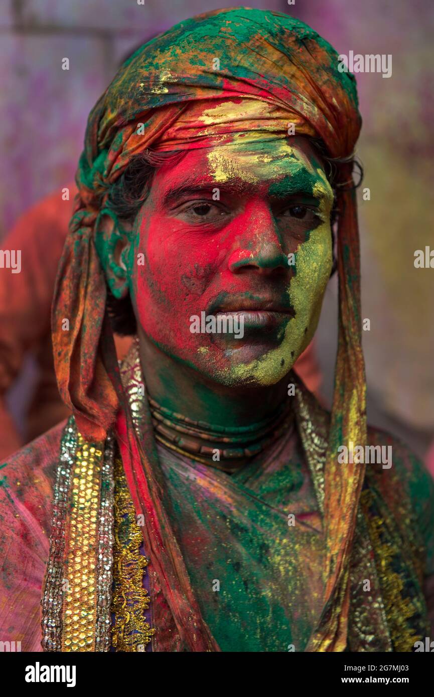 Les fêtards se rassemblent au temple Shriji (Laadli Sarkar Mahal), à Barsana, pendant Lathmar Holi, étalé de poudre colorée. Il est tenu pendant un mois complet Banque D'Images