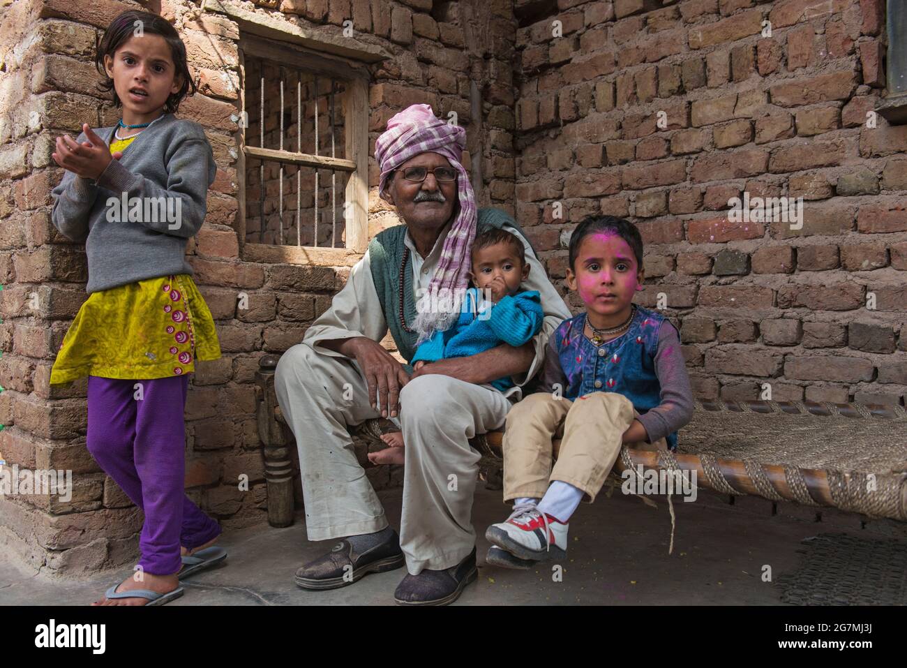 Les dévotés se rassemblent au temple Krishna de Shriji, pendant Lathmar Holi. Des hommes de Barsana raviront la ville tout en étant agressés par un jet d'eau coloré Banque D'Images