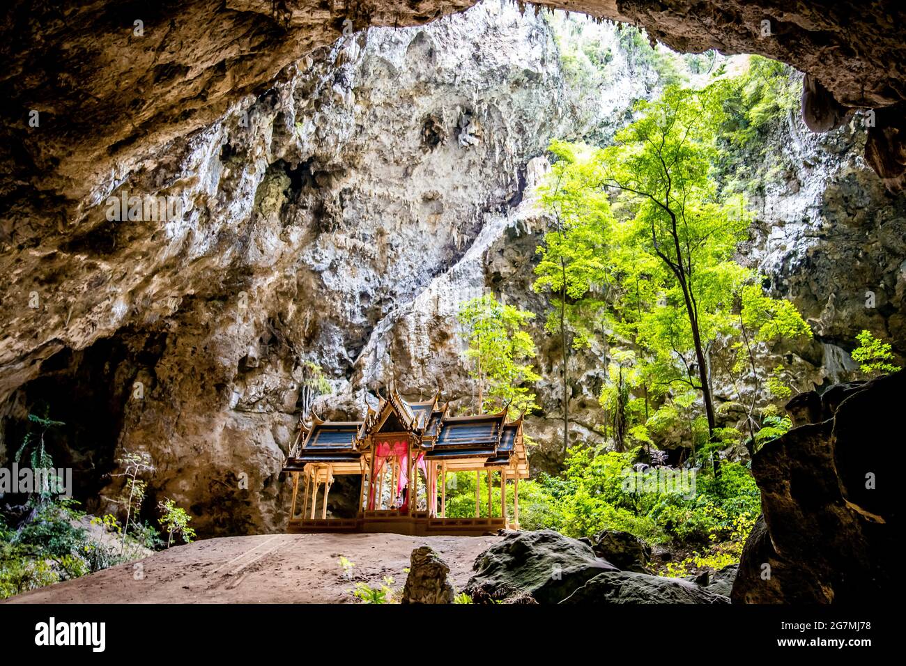 Grotte Phraya Nakhon, temple Khua Kamuehat Pavillion dans le parc national Khao Sam Roi Yot à Prachuap Khiri Khan, Thaïlande, Asie du Sud-est Banque D'Images