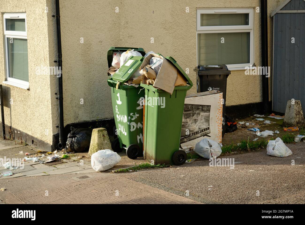 Poubelles débordant à Exeter, Devon, Royaume-Uni Banque D'Images