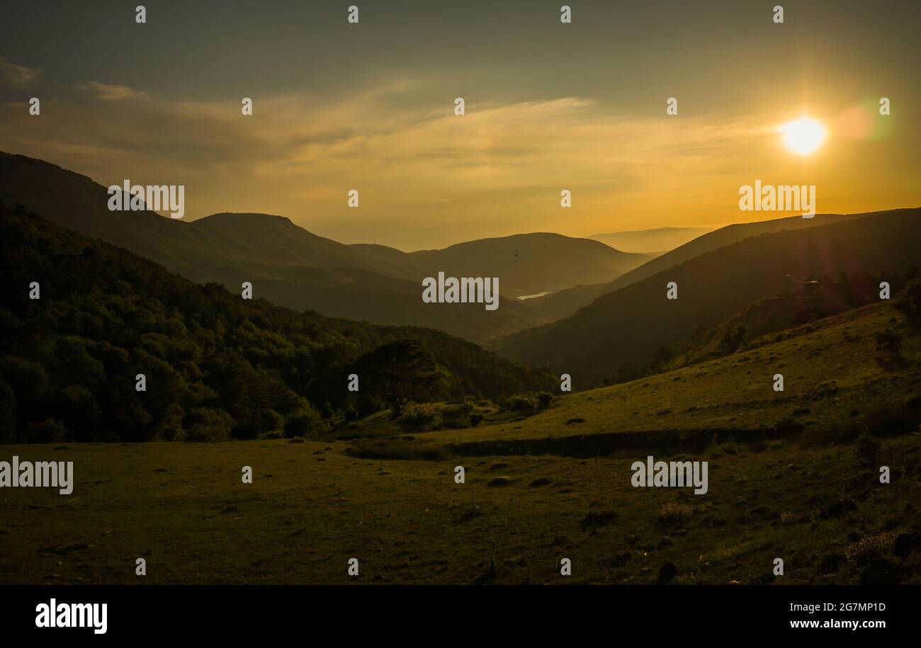Soleil éclatant, nuages et montagnes Banque D'Images