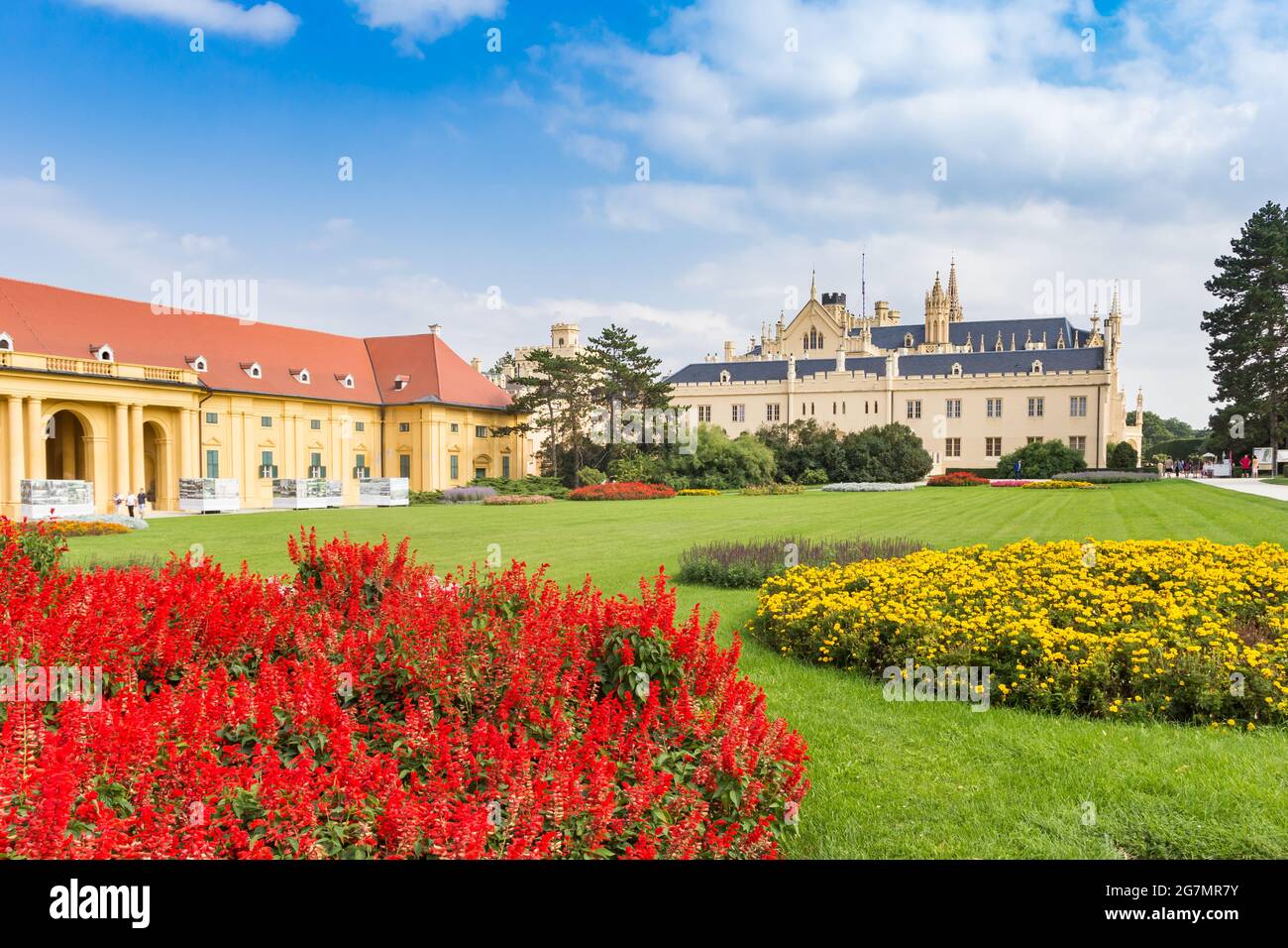 Fleurs rouges et douces dans le jardin du château de Lednice, République tchèque Banque D'Images