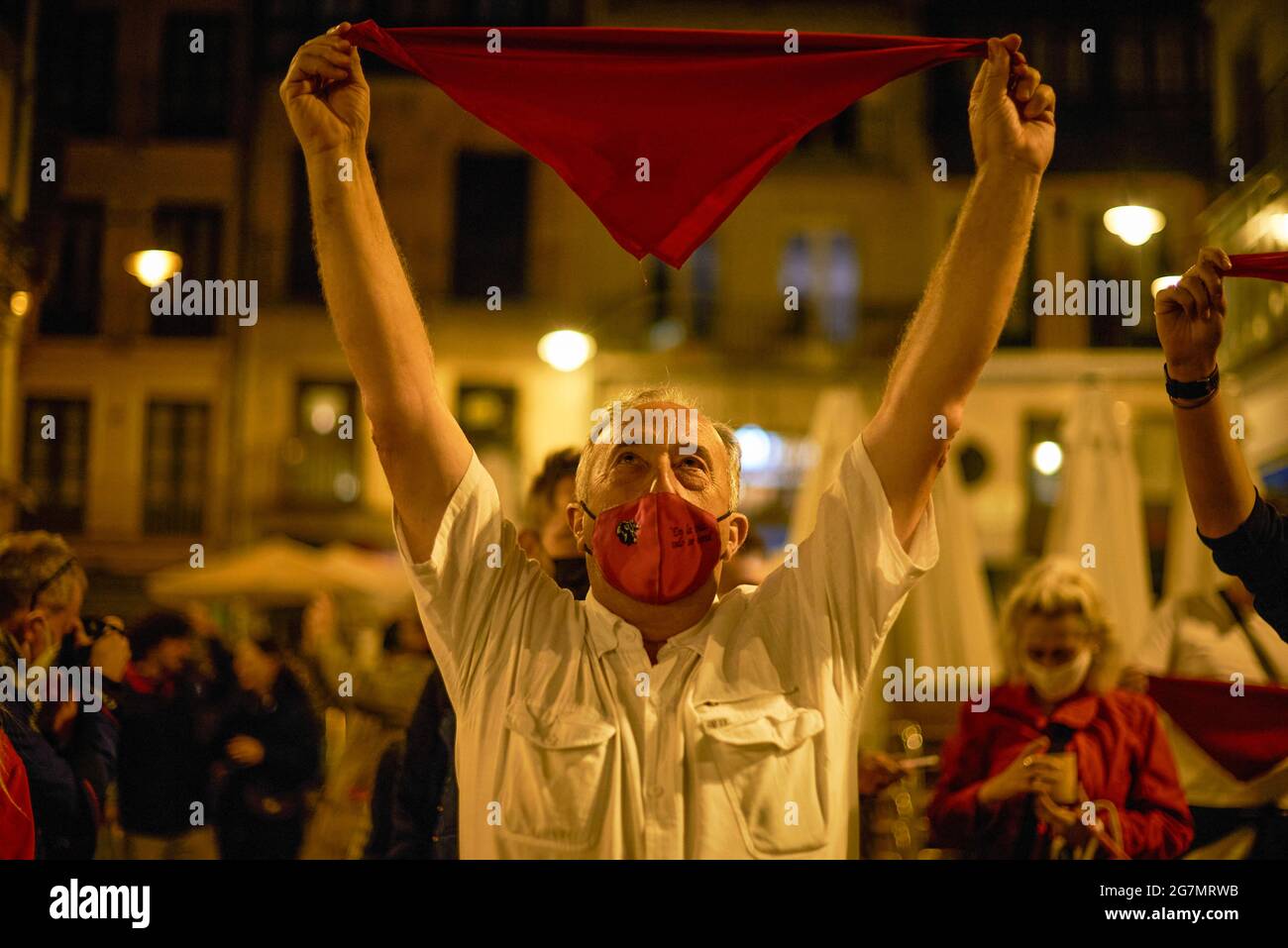 Pampelune, Espagne. 15 juillet 2021. PAMPELUNE, ESPAGNE - 15 JUILLET 2021.  Les Revealers élèvent des foulards rouges et des bougies alors qu'ils  chantent la chanson « Pobre de mi », marquant la