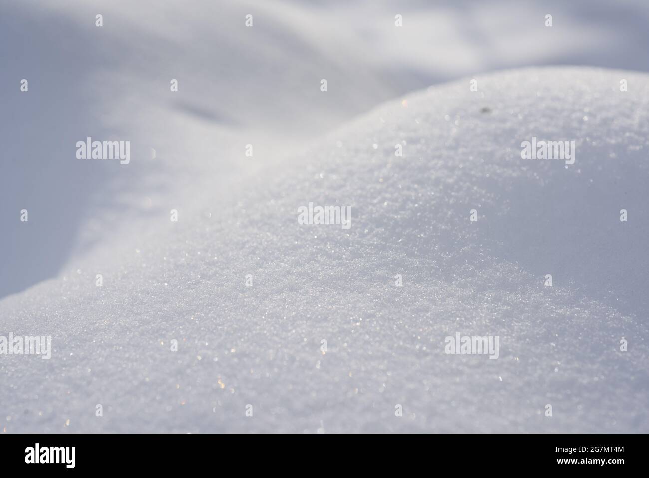 Texture neige blanche et pure. Collines étincelantes de flocons de neige Banque D'Images