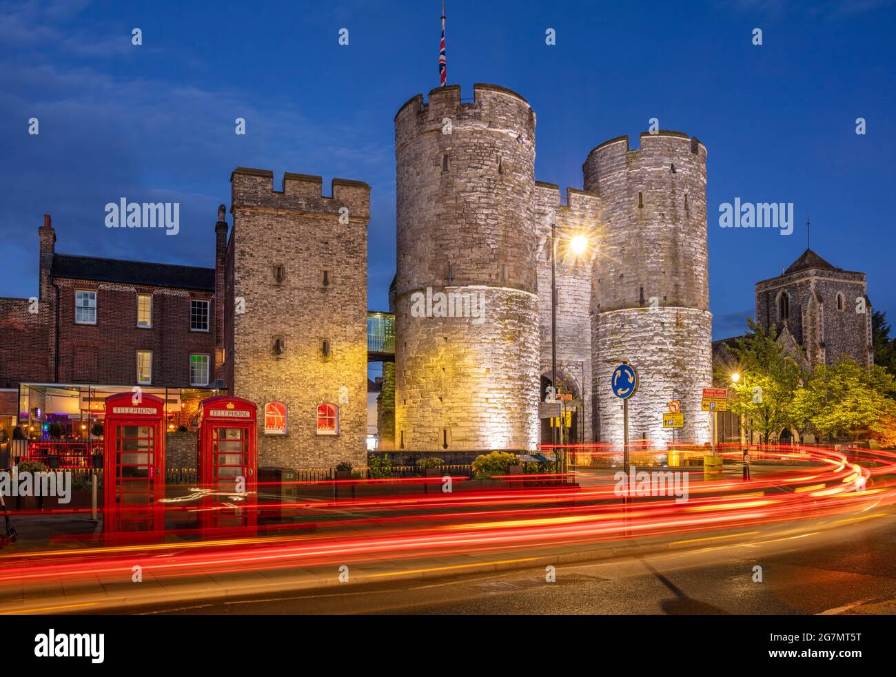Westgate Towers porte médiévale la nuit avec des sentiers de circulation ou des sentiers légers Canterbury Kent Angleterre GB Europe Banque D'Images