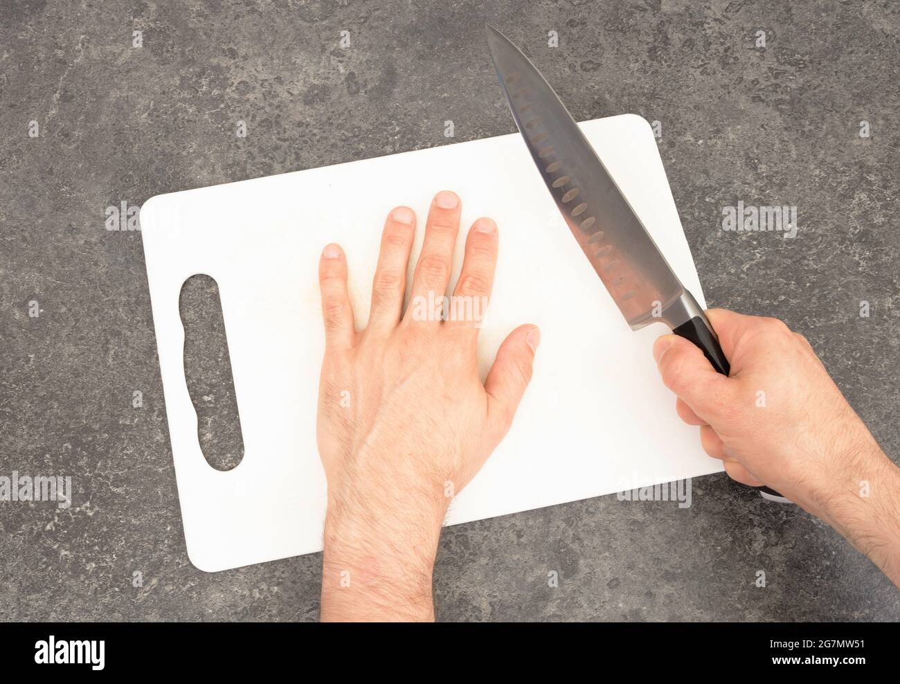 Coupe des doigts avec un couteau - préparation - isolé blanc Banque D'Images
