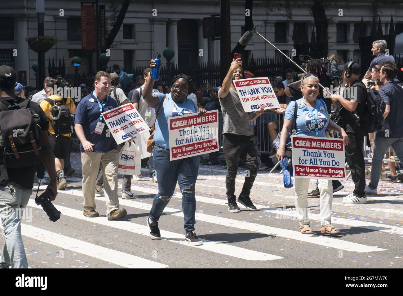 Les travailleurs essentiels qui ont aidé la ville de New York à travers la pandémie COVID-19 ont été honorés par une parade spéciale sur le Canyon des héros le long de Broadway dans le bas de Manhattan Banque D'Images