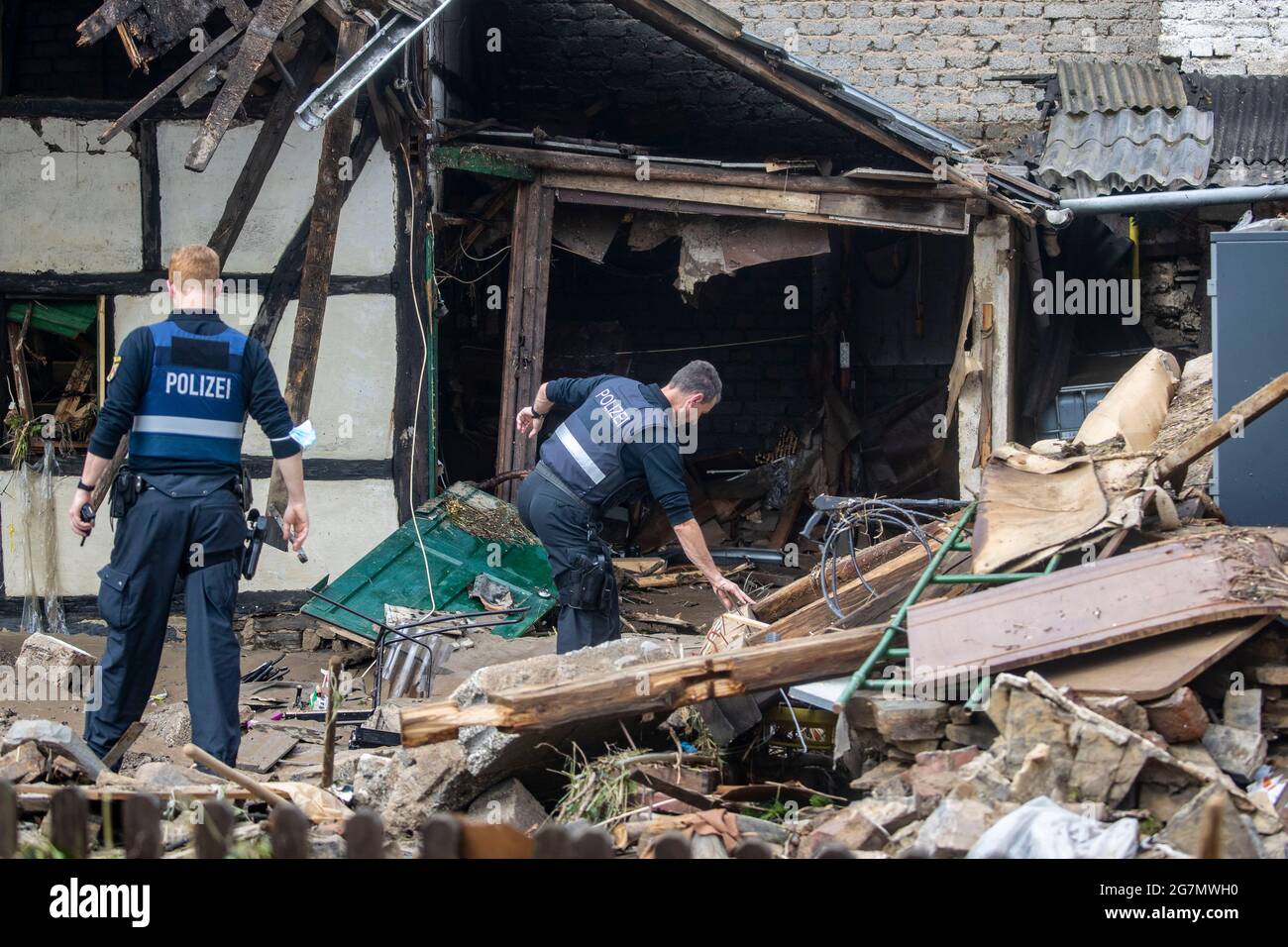 Schuld, Allemagne. 15 juillet 2021. Les policiers ont un aperçu du village dans le district d'Ahrweiler après la tempête et les inondations. Au moins six maisons ont été détruites par les inondations. Credit: Christoph Reichwein/dpa/Alay Live News Banque D'Images