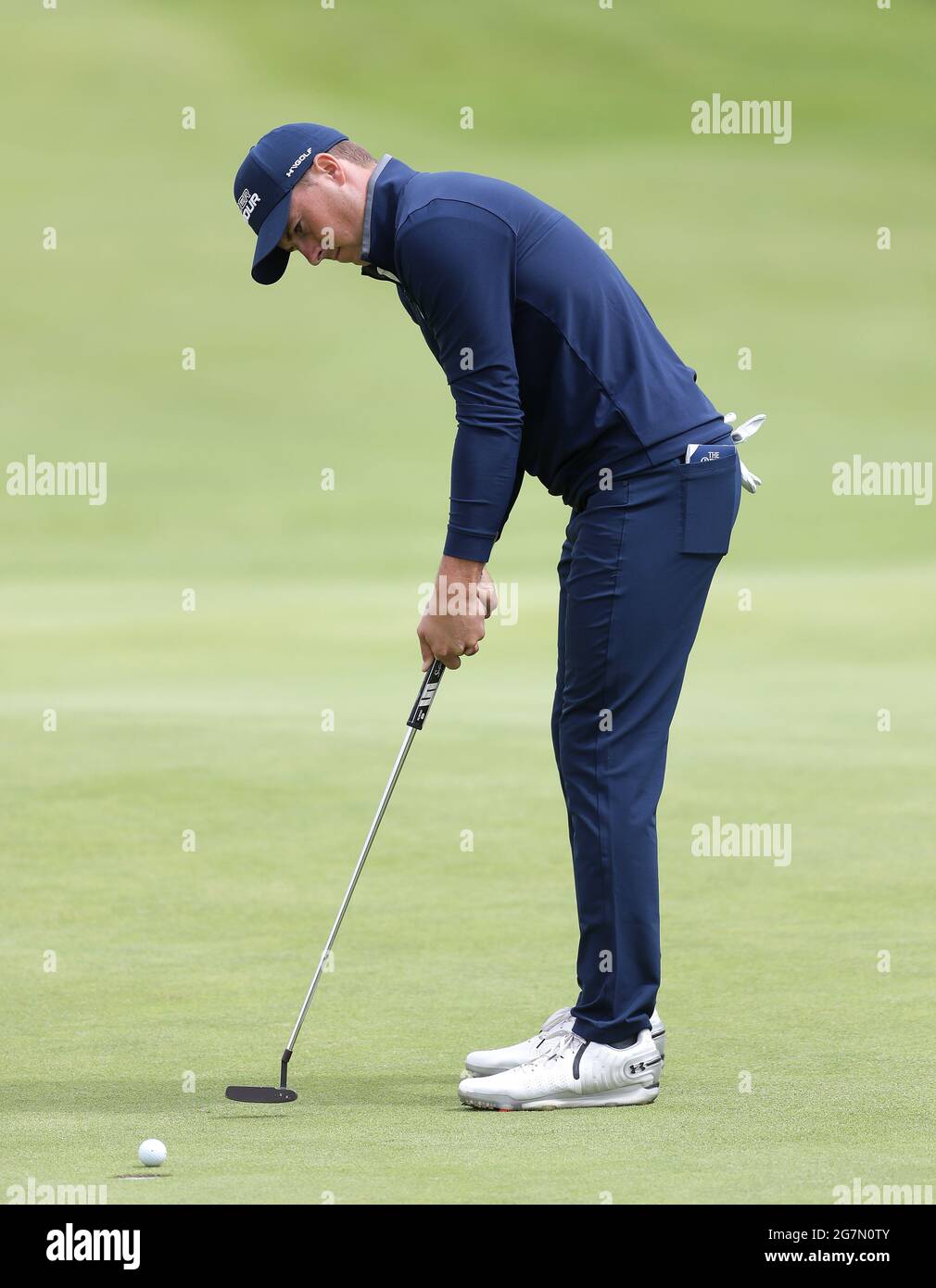 Le Jordan Spieth des États-Unis termine la partie sur le 18e green pendant la première journée de l'Open au Royal St George's Golf Club de Sandwich, Kent. Date de la photo: Jeudi 15 juillet 2021. Banque D'Images