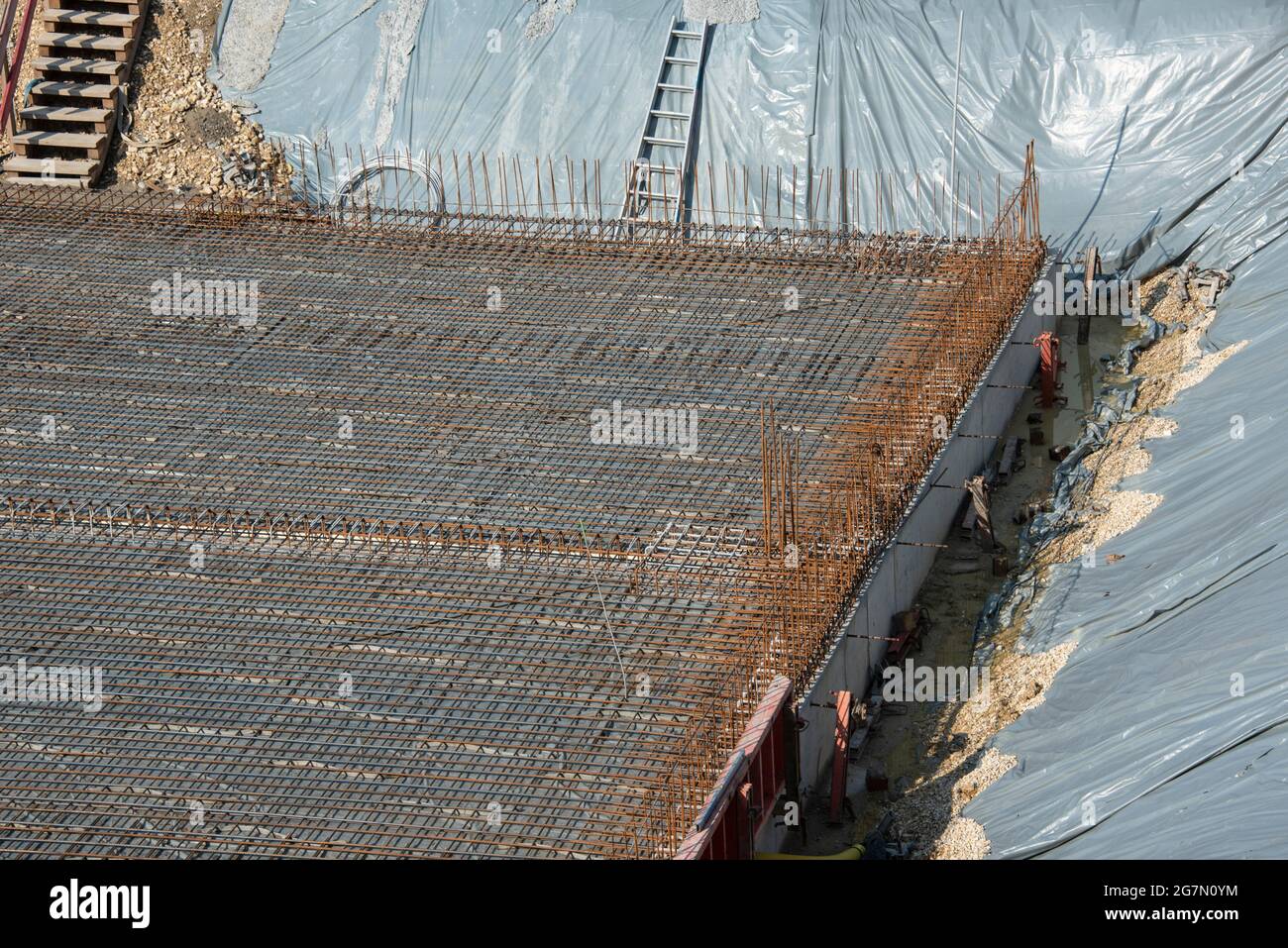 une plaque de base en béton recouverte d'une grille d'acier de renfort Banque D'Images