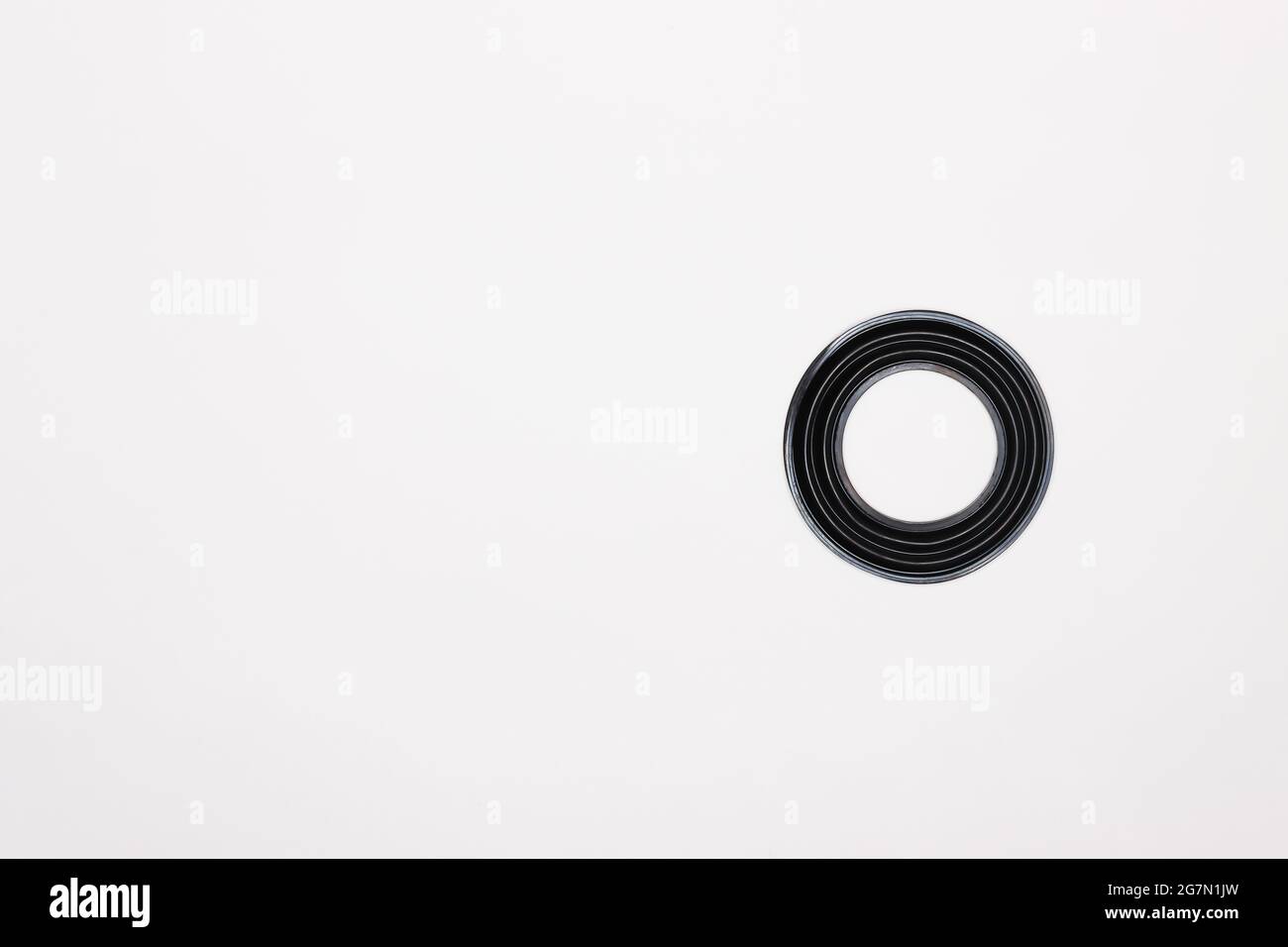 Un anneau en caoutchouc - un joint, un joint d'huile pour la réparation d'un étrier de frein de voiture sur un plan. Jeu de pièces de rechange pour la réparation des freins de voiture. Détails sur fond blanc, espace de copie disponible. 4K UHD. Banque D'Images