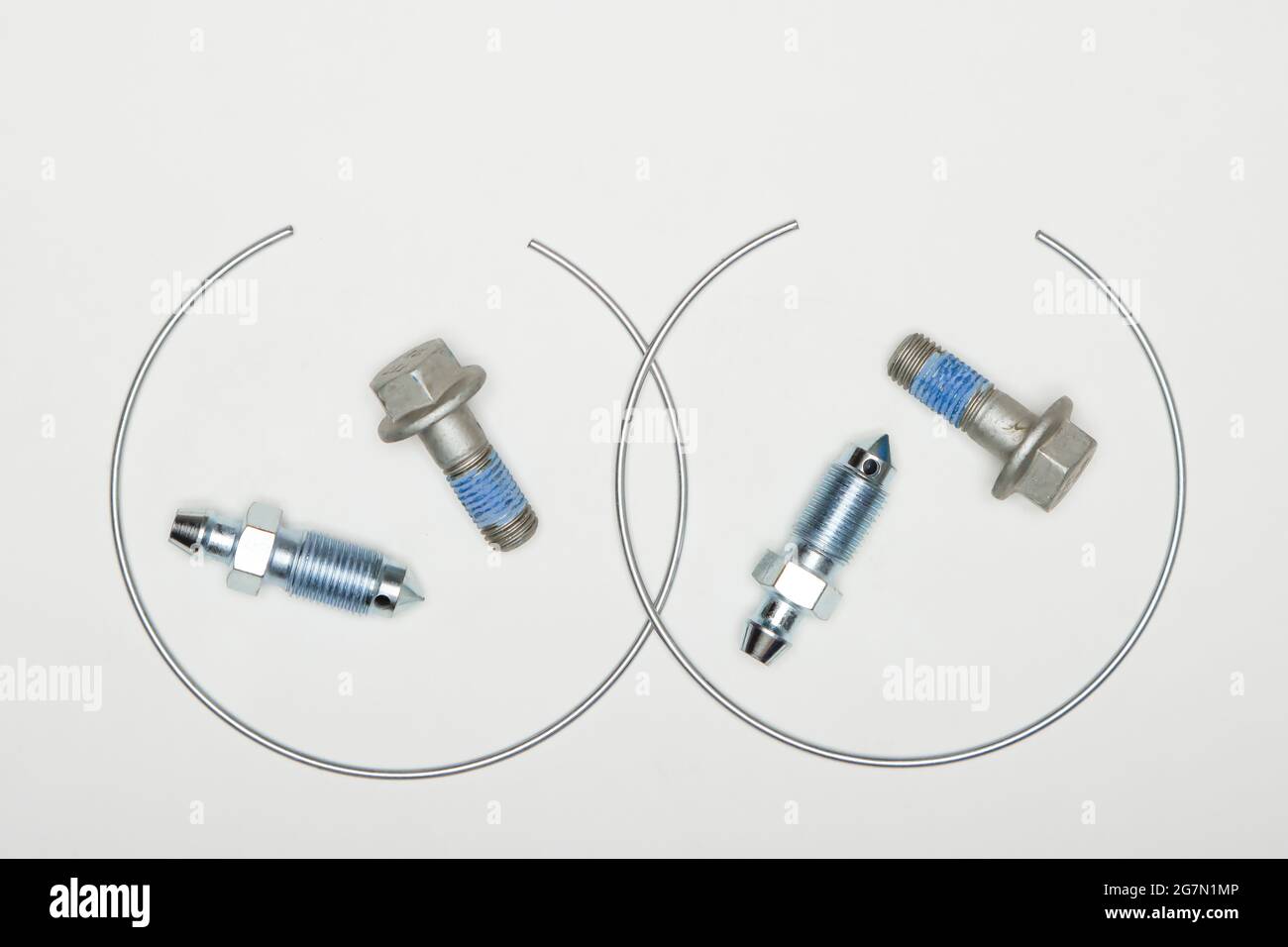 Kit de réparation d'étrier, anneaux de retenue métalliques, raccord et boulons. Jeu de pièces de rechange pour la réparation des freins de voiture. Détails sur fond blanc, espace de copie disponible. 4K UHD. Banque D'Images
