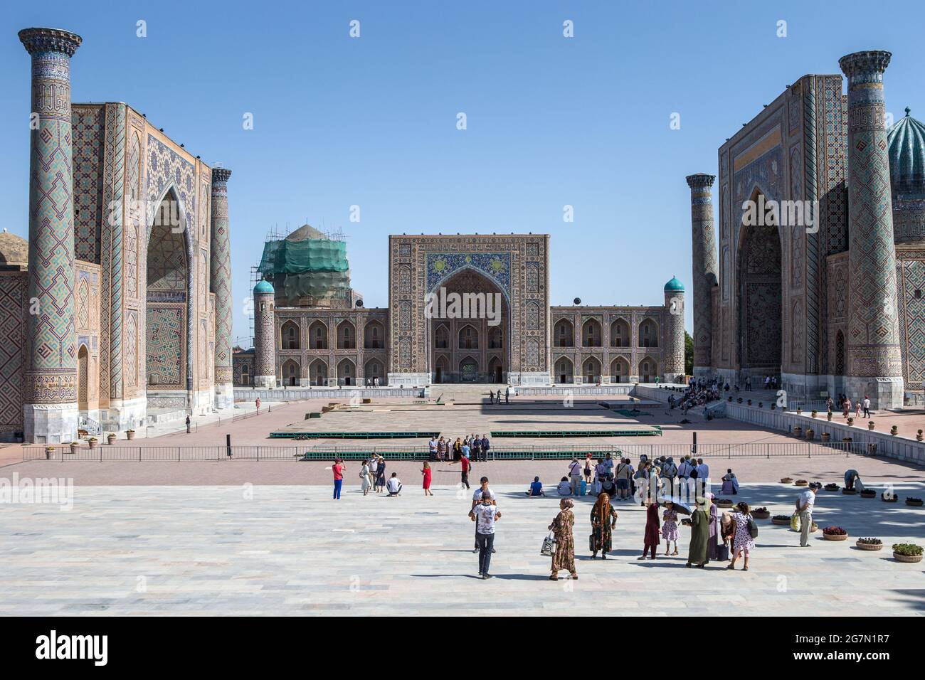 Complexe du Registan, Ulugh Beg Madrasa, Tilya-Kori Madrasa et Sher-Dor Madrasa (de gauche à droite) Samarkand, Ouzbékistan Banque D'Images