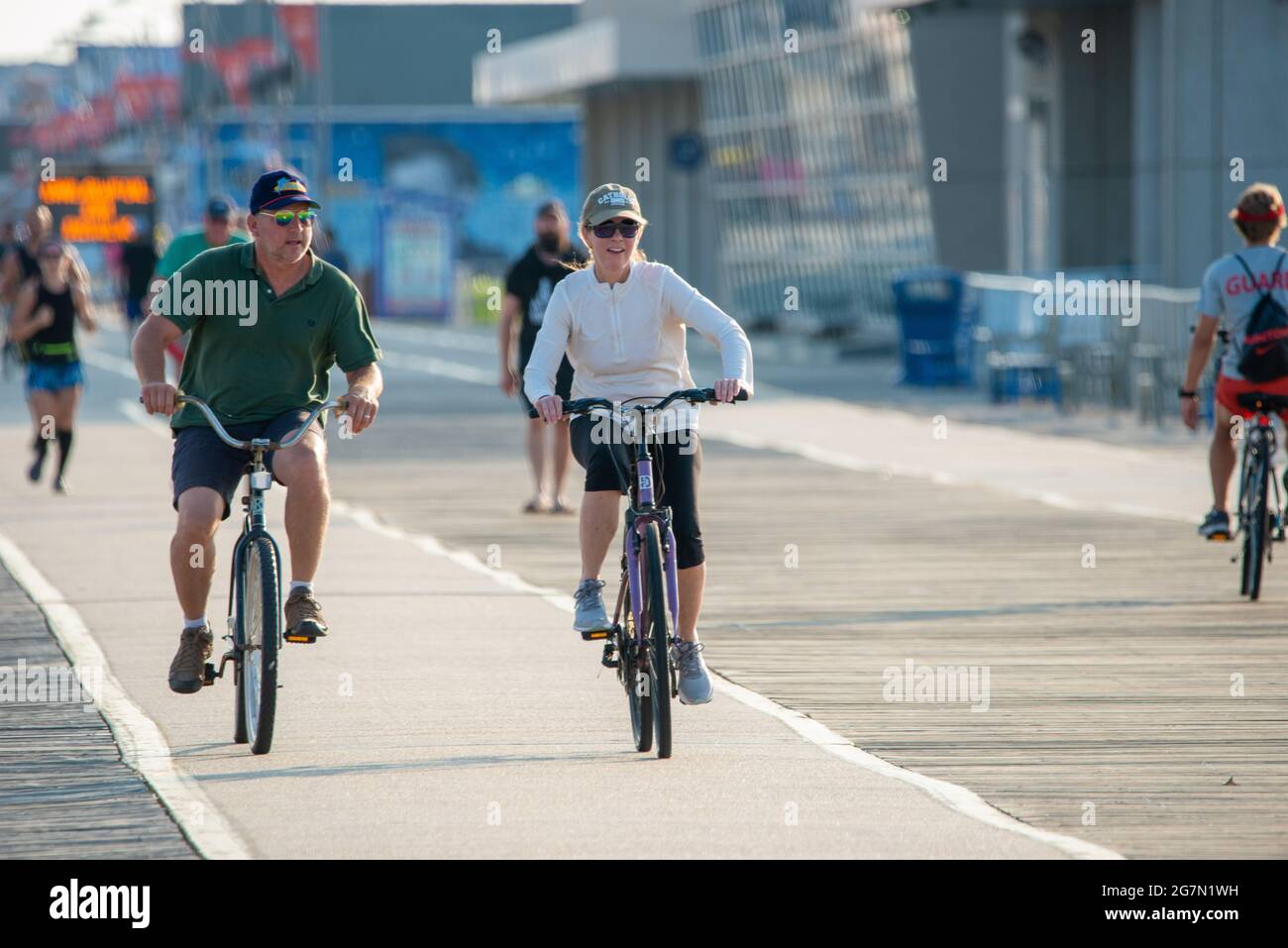 Wildwood, États-Unis. 15 juillet 2021. Les cyclistes font une promenade sur la promenade le jeudi 15 juillet 2021 à Wildwood, New Jersey, par une chaude journée d'été. Les températures sont attendues dans les années 90 jusqu'au reste de cette semaine. Crédit : William Thomas Cain/Alay Live News Banque D'Images