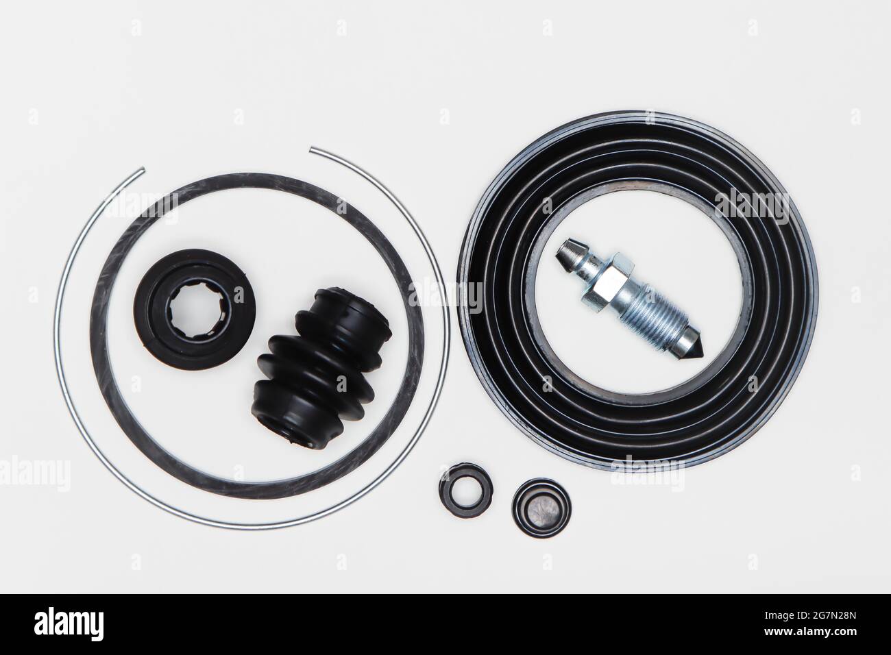 Kit de réparation d'étrier, anneau de retenue, joint d'huile, raccord, joints en caoutchouc. Jeu de pièces de rechange pour la réparation des freins de voiture. Détails sur fond blanc, espace de copie disponible. 4K UHD. Banque D'Images