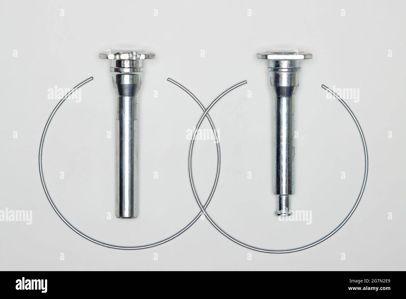 Kit de réparation d'étrier, axes métalliques et anneaux de retenue. Jeu de pièces de rechange pour la réparation des freins de voiture. Détails sur fond blanc, espace de copie disponible. 4K UHD. Banque D'Images