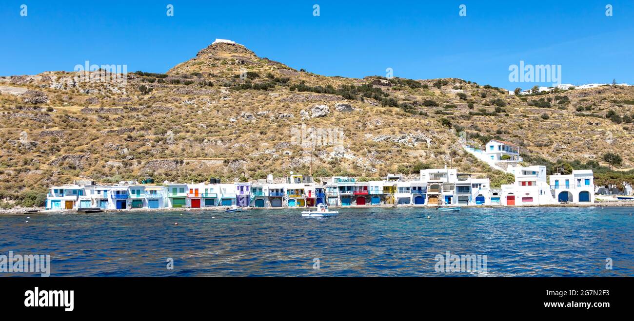 Île de Milos, village de pêcheurs de Klima panorama, Cyclades Grèce. En bord de mer, les maisons de pêcheurs traditionnelles sont blanches, avec des portes et des fenêtres colorées, pano Banque D'Images
