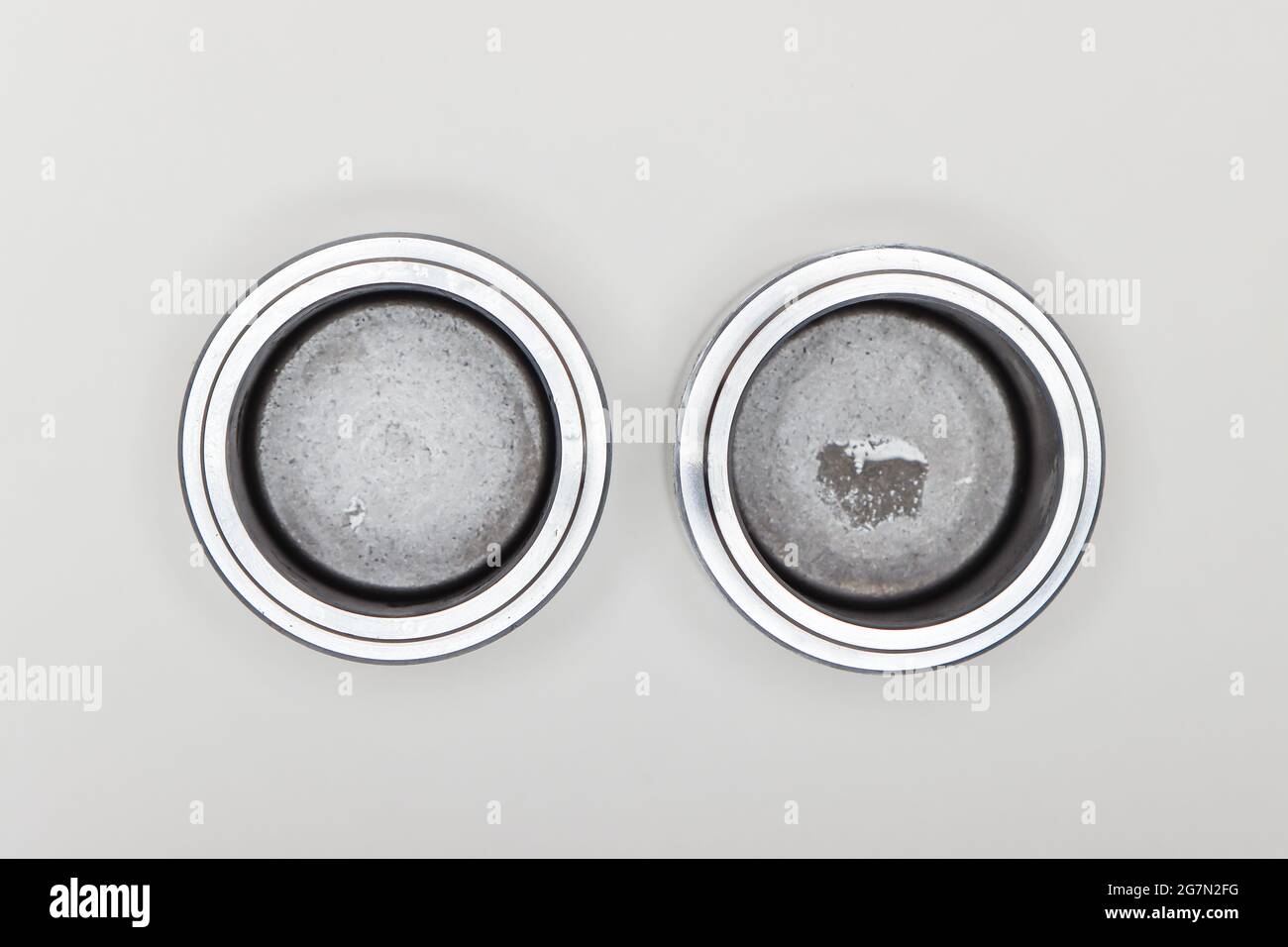 Kit de réparation d'étrier, deux pistons métalliques. Jeu de pièces de rechange pour la réparation des freins de voiture. Détails sur fond blanc, espace de copie disponible. 4K UHD. Banque D'Images