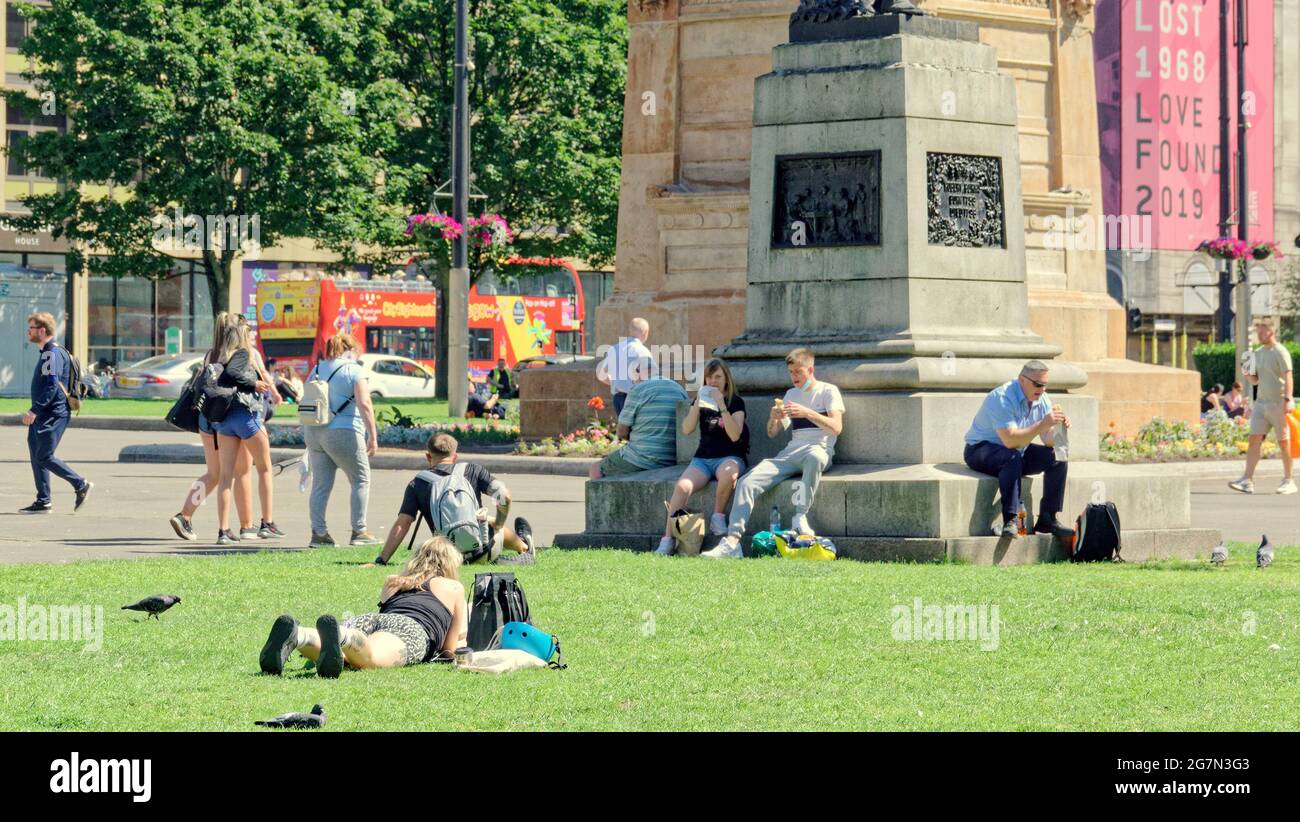 Météo au Royaume-Uni : Glasgow, Écosse, 15 juillet 2021. Météo au Royaume-Uni : l'été est de retour car le temps chaud et ensoleillé voit les gens inonder les rues pour faire du shopping et vivre comme le ciel bleu au-dessus de la ville voit george Square et son café en plein air de pub profiter du soleil sizzling. Crédit : Gerard Ferry/Alay Live News Banque D'Images